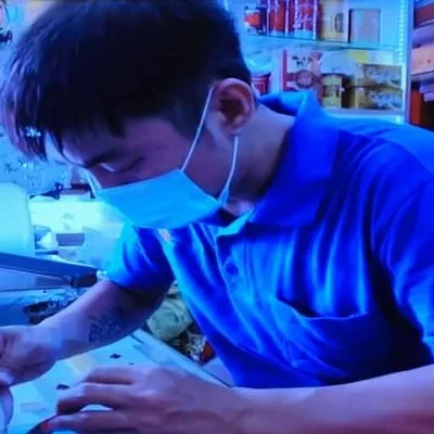 北京药行员工在门店内封装产品